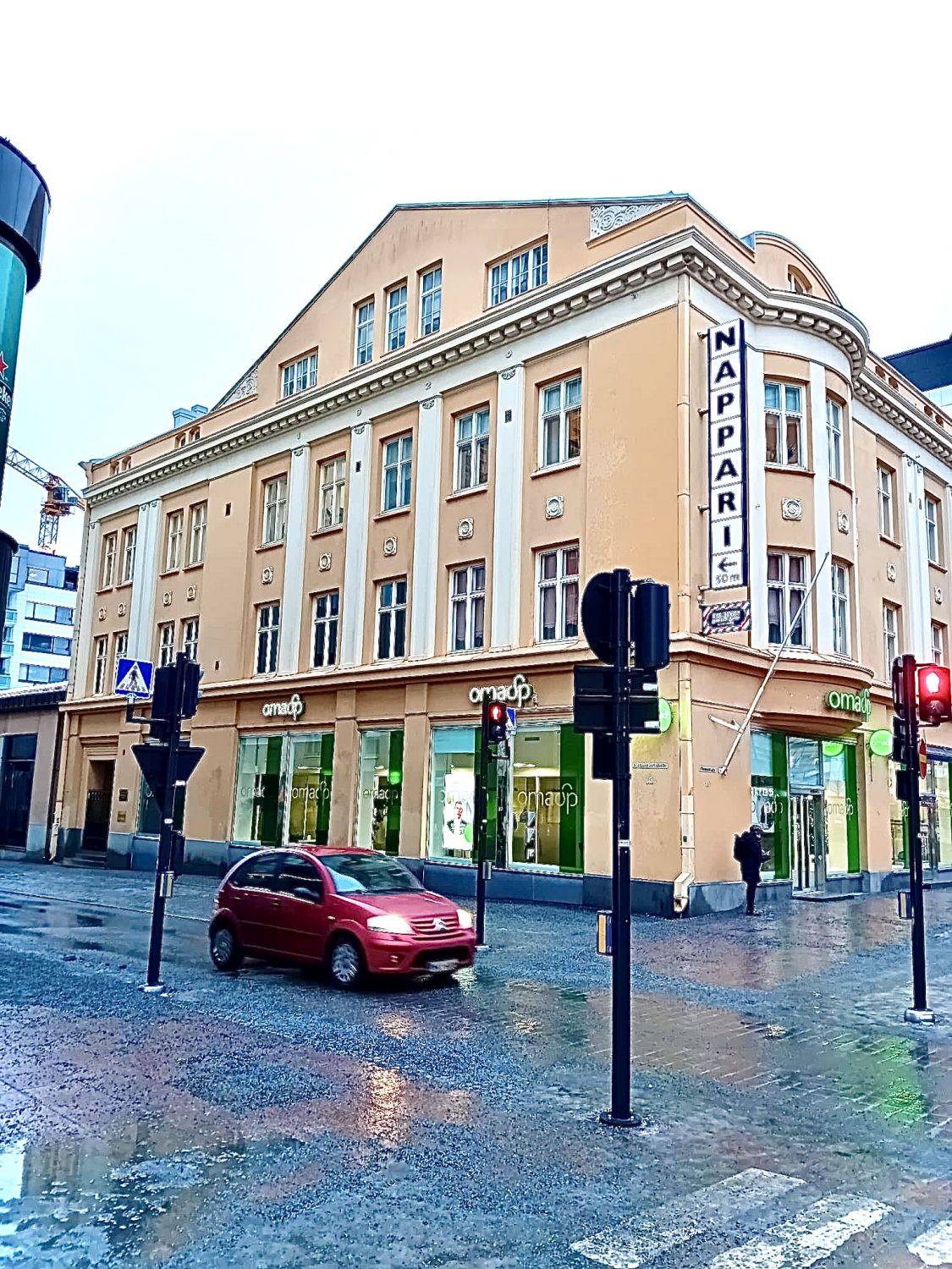 Kaunis toimistohuoneisto Tampereen paraatipaikalla. Suuri avoin tila ja kaksi erillistä huonetta sekä varasto. Tilaa voi...