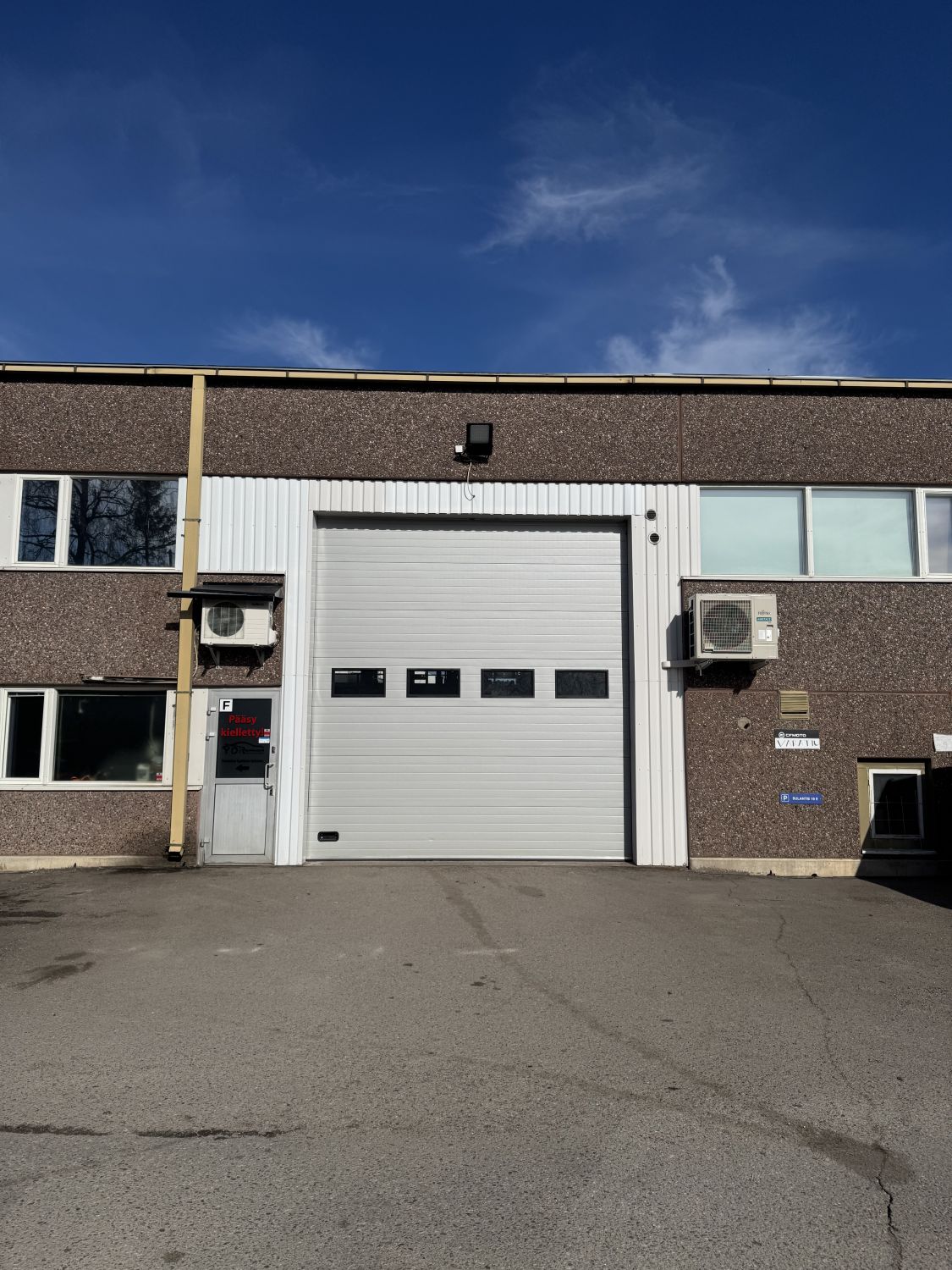 Vuokrataan Tuusulasta Sulantieltä vapautuva halli/varasto/liike/tuotantotila.Sopii hyvin esimerkiksi autoalan toimijalle. Tilassa suuri nosto-ovi, lattiakaivo sekä korkea huonekorkeus. Tila vapautuu viimeistään 31.05.2026.Sisäkuvat kohteesta tulossa.Ole yhteydessä ja kysy lisätietoja. ...