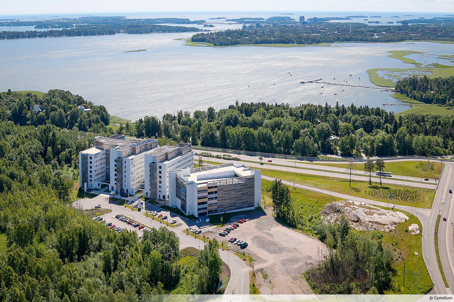 Vuokrataan muuttovalmista modernia monitilatoimistoa 6. kerroksen upeilla maisemilla Derby Business Parkissa. Tilaa voidaan muokata asiakkaan tarpeisiin sopivammaksi. Kohteeseen on hyvät kulkuyhteydet, joten liikkuminen paikan päälle on vaivatonta.