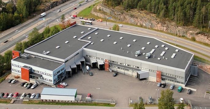 Vuokrataan n. 8 metriä korkeata varastotilaa n.1700 m2 ja toimisto-/näyttelytilaa n. 215 m2 vuonna 2008 valmistuneesta kiinteistöstä lentokentän alueelta. Varastossa 2 kpl lastaustaskuja sekä ajoramppi, toimistotiloissa on jäähdytys. Kiinteistössä  on vuonna 2020 asennettu aurinkovoimala. Ota yhtey...