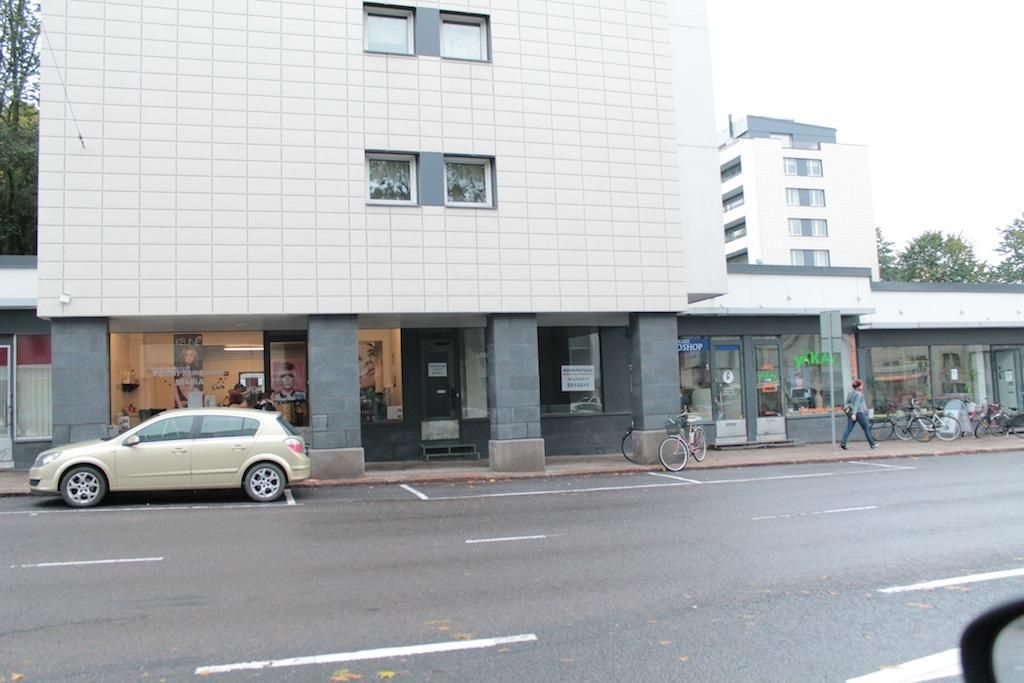 Liiketilaa erittäin näkyvällä paikalla. Liiketilan ikkunat suoraan Uudenmaankadun suuntaan.Vuokrapyyntö 645 euroa/kk (alv0%) . Vuokrasopimusta tehdään  1 vuoden määräaikaisena, joka jatkuu toistaiseksi voimassa olevana 3 kk irtisanomisajalla.   Sähkö ja vesi kulutuksen mukaan.Heti vapaaKohtee...
