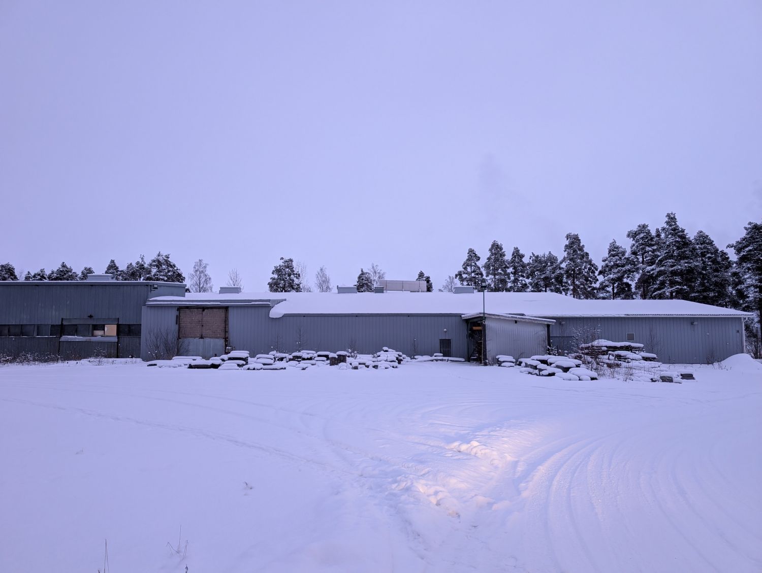 Myytävänä laadukas tuotanto- ja toimitilakokonaisuus ViitasaarellaTarjolla tilava ja monikäyttöinen kiinteistö erinomaisella sijainnilla. Myynnissä tuotantotila 1650 m2 sekä toimisto- ja sosiaalitilat 440 m2. Kokonaisuus tarjoaa yhteensä yli 2090 m2 joustavaa tilaa tuotannolle varastoinnille ja ...