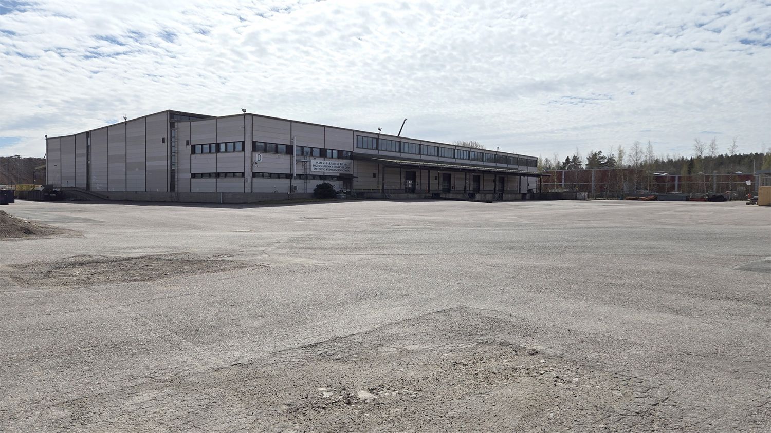 Suuri teollisuus- ja varastorakennus isolla pihalla vuokrattavana!