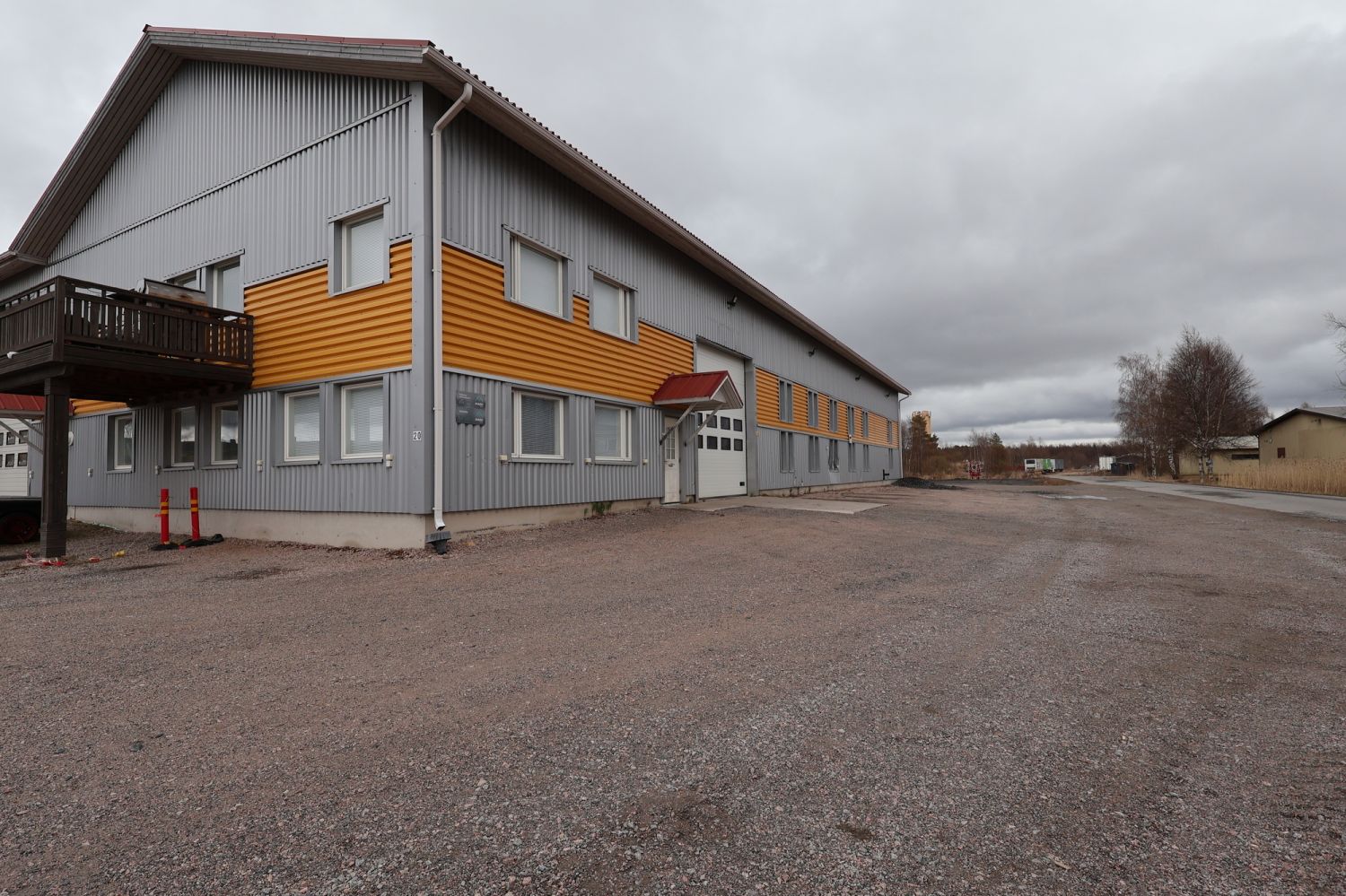 Huippusijainti Kempeleen Hakamaalla – Monikäyttöistä tilaa ja oma pesuhalli!Etsitkö yrityksellesi tukikohtaa, jossa logistiikka pelaa ja tilat joustavat? Nyt tarjolla haluttu 560 m² tilakokonaisuus Kempeleen suositulla Hakamaan yritysalueella. Tämä kohde on suunniteltu tehostamaan tuotantoa, huolt...