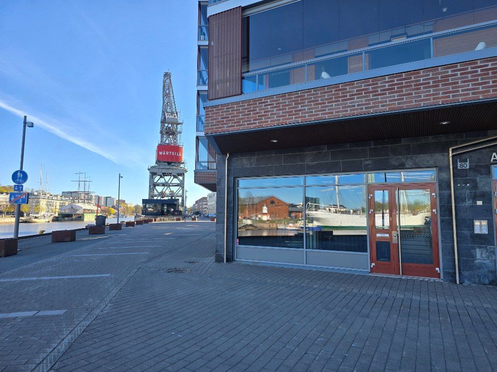 Toimisto/ Liiketilaa jokirannan varrella