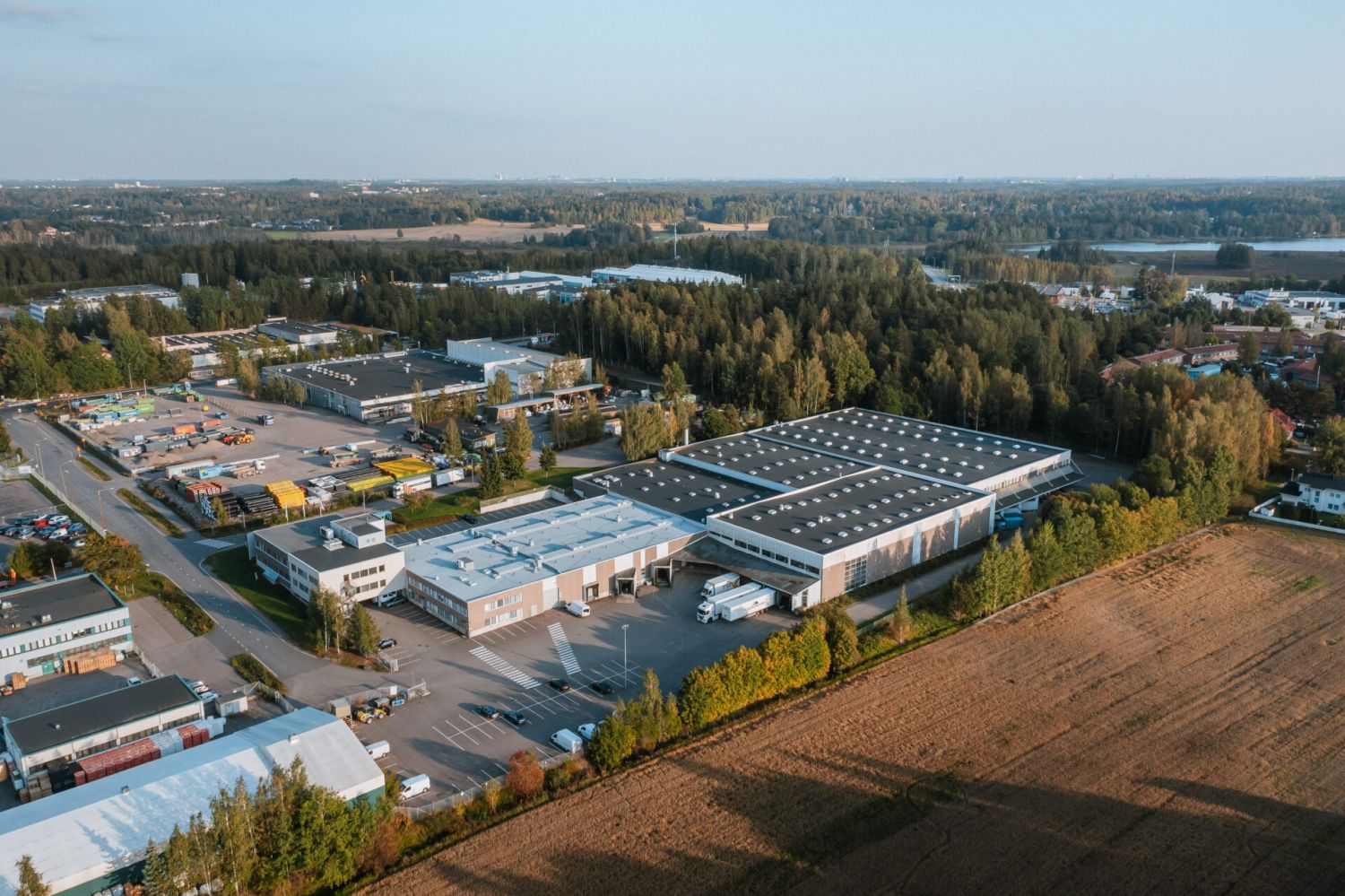 Monipuolinen 14 183 m²  varasto- ja toimistokokonaisuus erinomaisella sijainnilla suoraan Kehä III:n varrella Espoossa....
