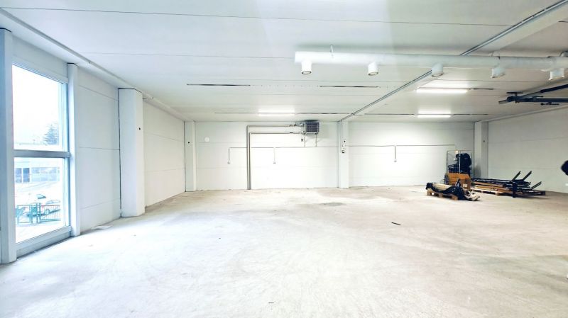 Vuokrataan sisään ajettava 457m2 tila, tilan oikea puolisko on n.5m korkea ja varustettu isolla nosto-ovella. Vasen puol...