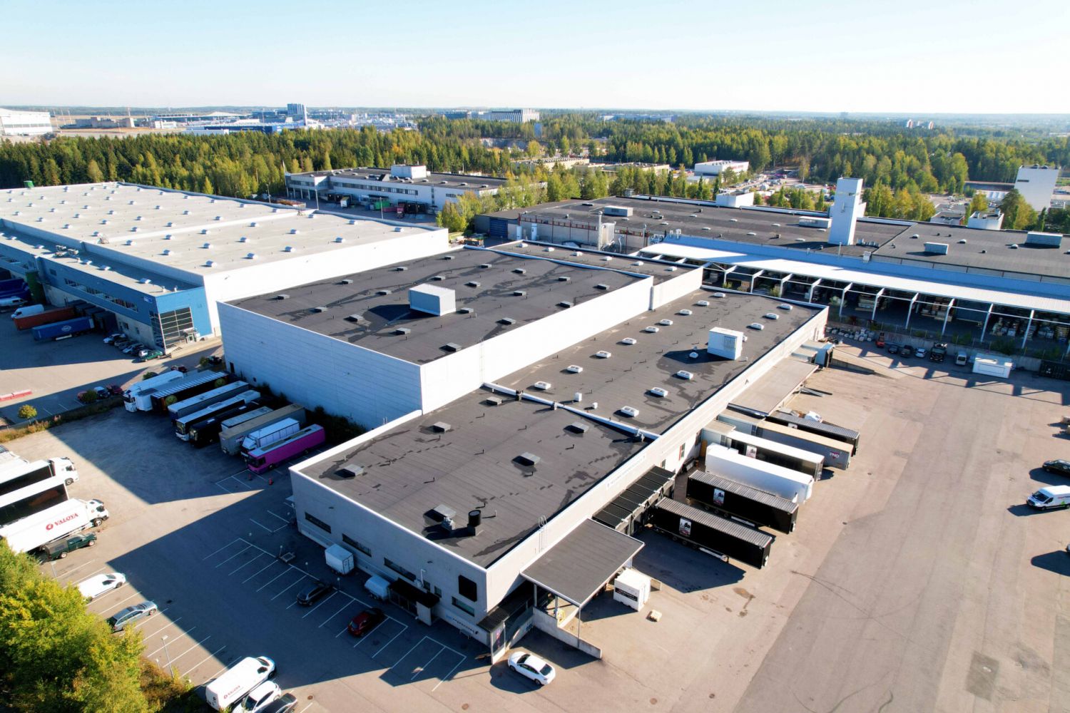 Logistiikkakiinteistössä, Vantaan sydämessä ja lentokentän läheisyydessä, vapaana 8 528 m² varasto-/terminaalitilaa...
