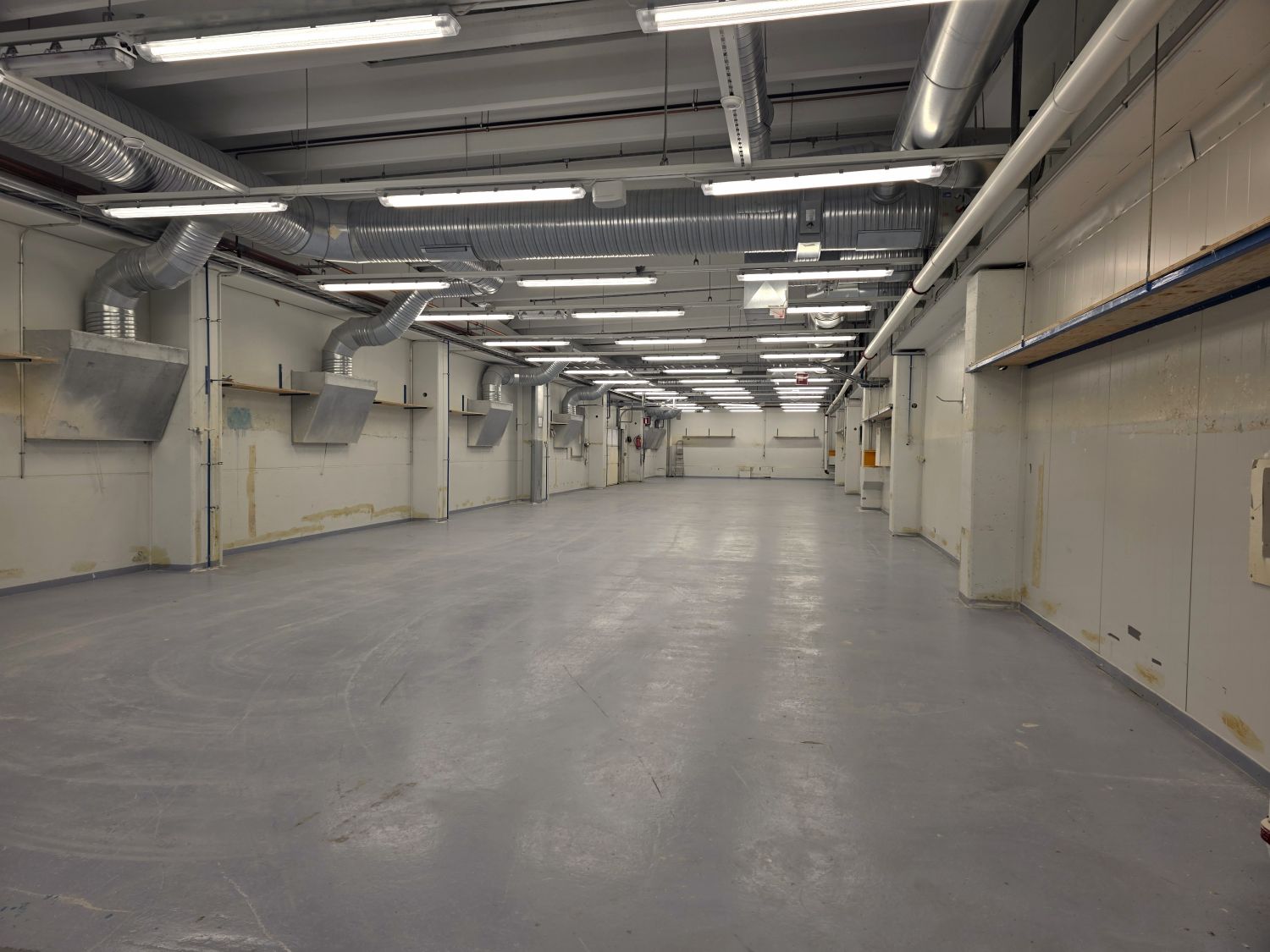 Toisen kerroksen käytävä ennen lastaustasoa