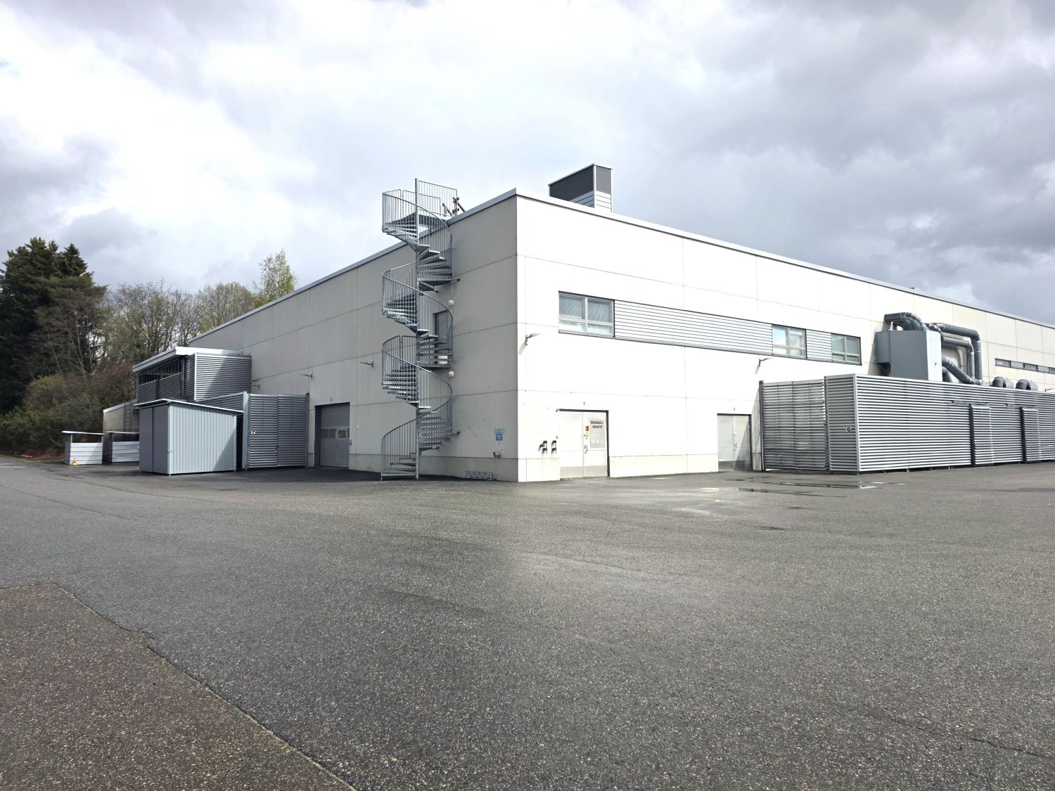Vuokrattavana n. 5 000 m² hallitila – Bellanportti, KuopioVuokrattavaksi tarjotaan noin 5 000 m² kokoinen hallitila Kuopion Bellanportin yritysalueella. Kohde soveltuu erinomaisesti teolliseen tuotantoon, varastointiin, logistiikkaan tai muuhun tilaa vaativaan yritystoimintaan.Bellanportti on pit...