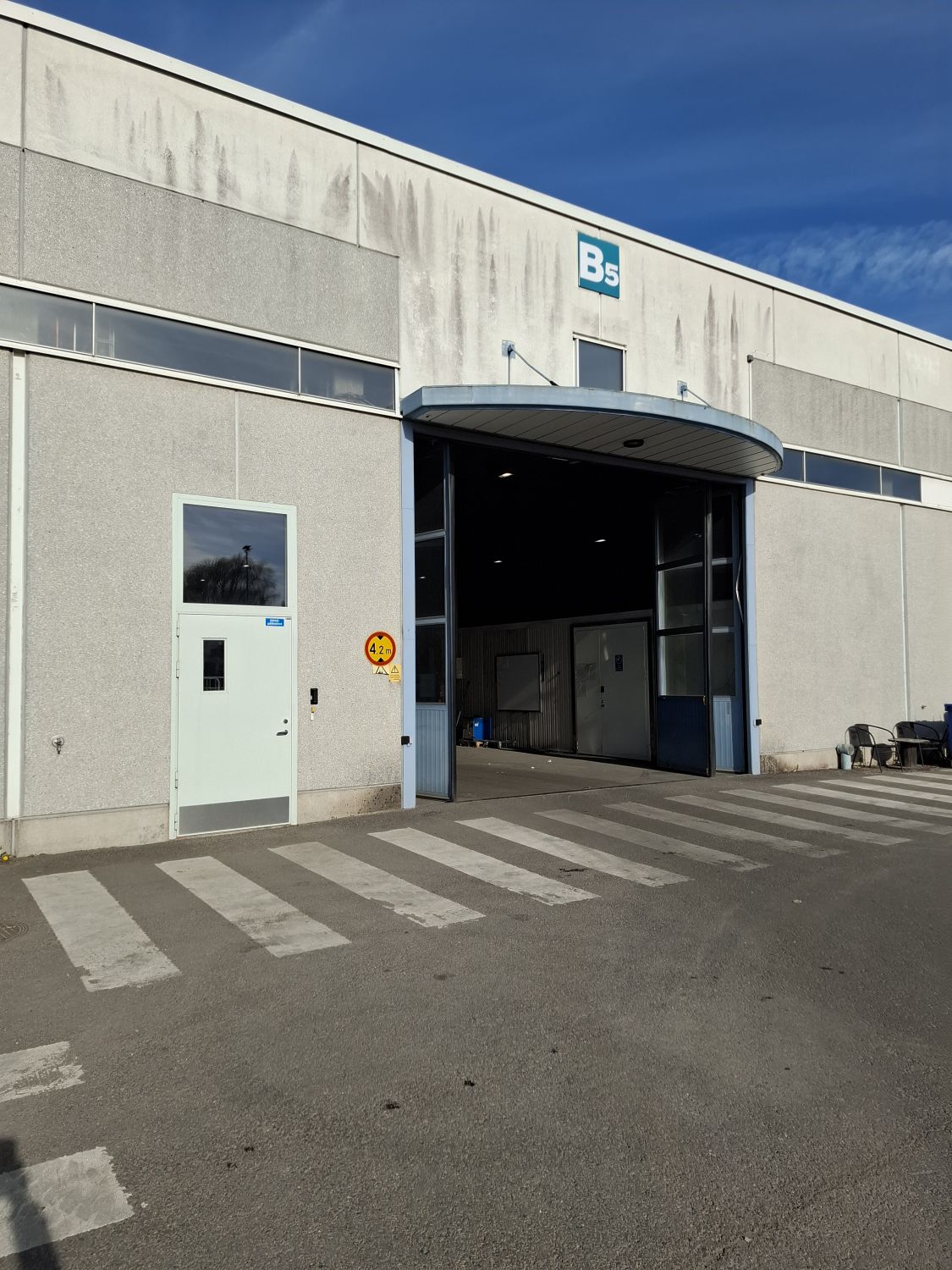 Vuokrataan avointa teollisuus- ja varastotilaa (ei tolppia, korkeus n. 6,5 m) joka on läpi ajettava, ovien kork. 4,5m, (...