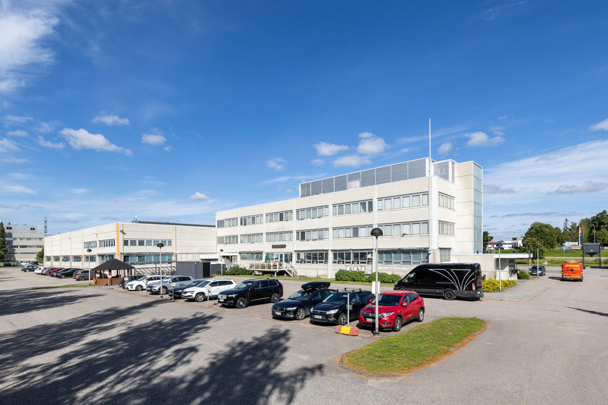 Pientoimistoja kiinteistön 3. kerroksessa Piitiellä.