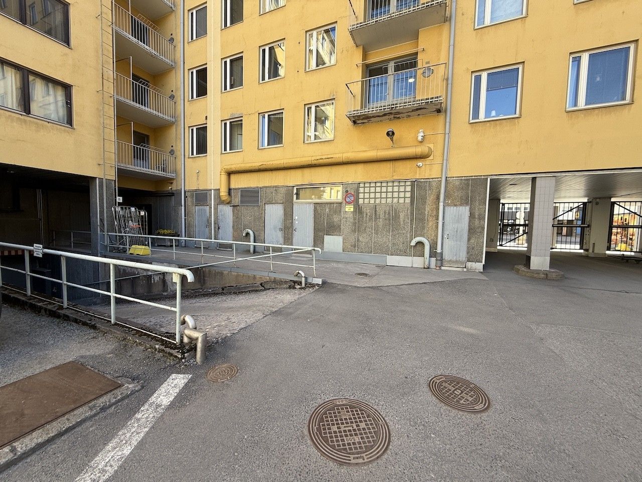 Vuokrataan lämmin varastotila Turun ydinkeskustassa.Tämä lämmin ja avoin tila soveltuu erinomaisesti monipuoliseen varastointiin, kuten yrityksen käyttöön tai verkkokaupan varastoksi. Logistiikka on tehty mahdollisimman helpoksi: varaston eteen pääsee ajamaan autolla suoraan, ja leveät pariovet ma...