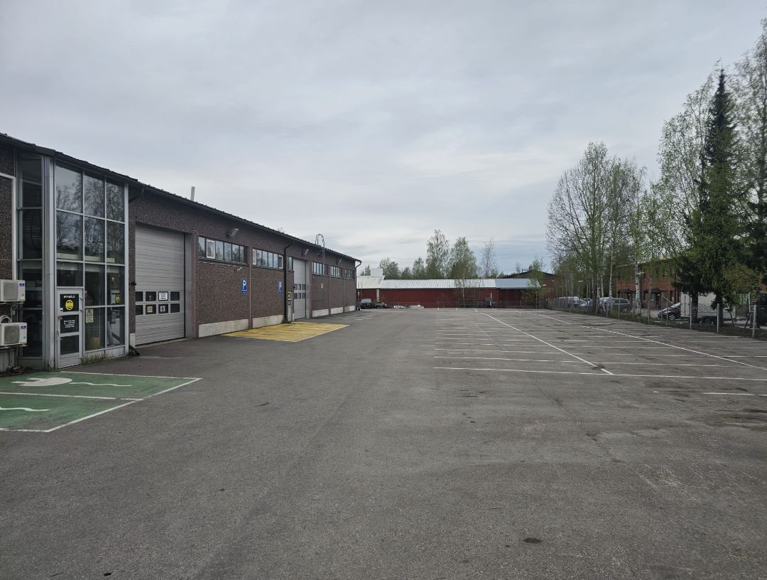 Nyt saatavissa hyvällä sijainnilla koko kiinteistö, aidatulla pihalla Ali-Keravalla Tokmannin vieressä. Rakennuksen koko n. 1100 m2 ja tilat soveltuvat liike-/tsto-/tuotanto-/varastotiloiksi. Tila mahdollista jakaa siten, että isompi tila 800 m2 ja pienempi pääty 300 m2. Pitkällä seinällä tilaan j...