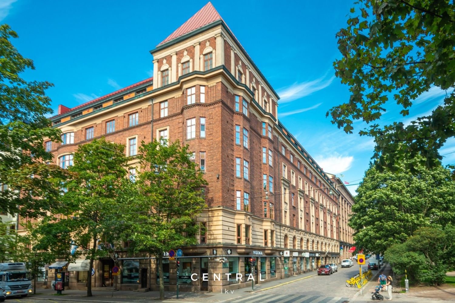 Ydinkeskustassa sijaitseva heti vapaa ja juuri pintaremontoitu toimistohuoneisto, jossa tilava keittiö ja suihkutila, ka...