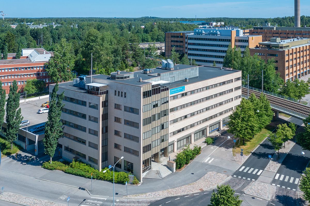 Vuokrataan Pohjois-Haagan aseman välittömässä läheisyydessä sijaitseva tehokas toimistotila, joka käsittää avotilaa ja m...