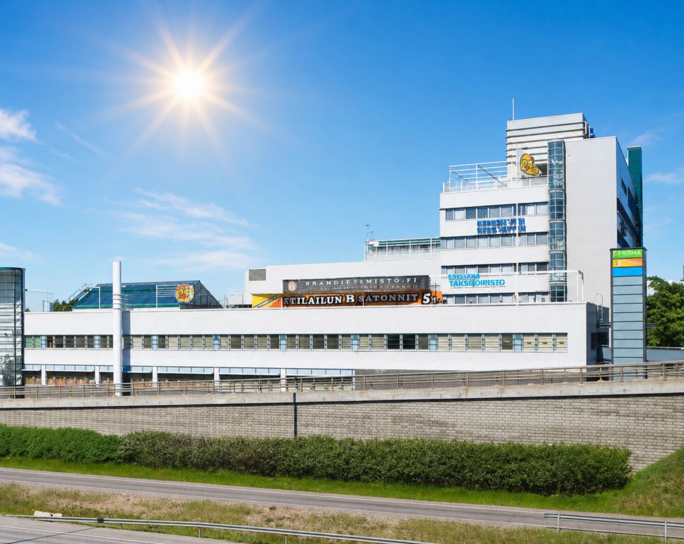 Vuokrataan ensimmäisen kerroksen liiketila Länsiväylän vieressä. Tila ollut ennen laitepilates käytössä, avarat ikkunat Länsiväylän suuntaan. Tähän tilaan haetaan ensisijaisesti liikunta-alan toimijaa.Kiinteistö sijaitsee Espoossa, aivan Länsiväylän kupeessa. Kohde sijaitsee vastapäätä kauppakesku...