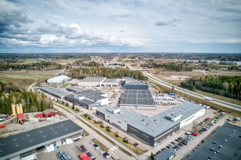 Hyväkuntoinen 1 391 m² varastotila sekä 424 m² toimistotilaa logistiikkakiinteistöstä Espoon Koskelossa.