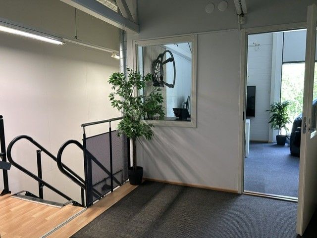 Yläkerran aula ja rappukäytävä