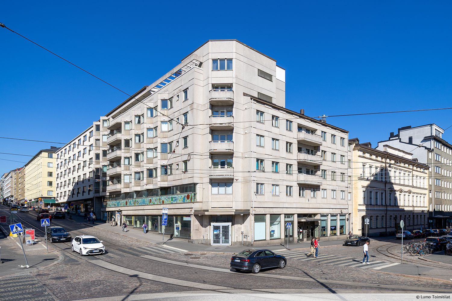 Vuokrataan myym&auml;l&auml;tilaa loistavalla paikalla Kalliossa! Katutason 272 m&sup2; liiketilan lis&auml;ksi kellarikerroksessa on tilaa 194 m&sup2;, josta l&ouml;ytyy my&ouml;s sosiaali- ja varastotilaa.&nbsp;Porthaninkatu 1 sijaitsee Porthaninkadun ja Toisen linjan risteyksess&auml;, Kallion ja...