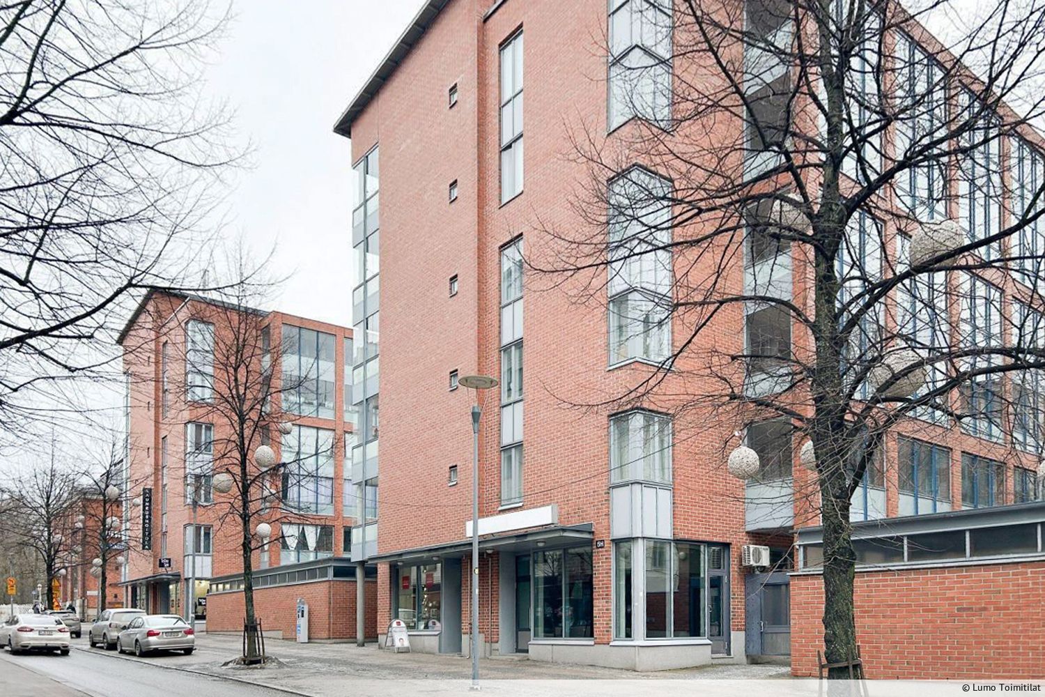 Siisti ja valoisa liiketila kerrostalon katutasolla, Tampereen keskusta-alueen pohjoisosassa, Finlaysonin alueen laidall...