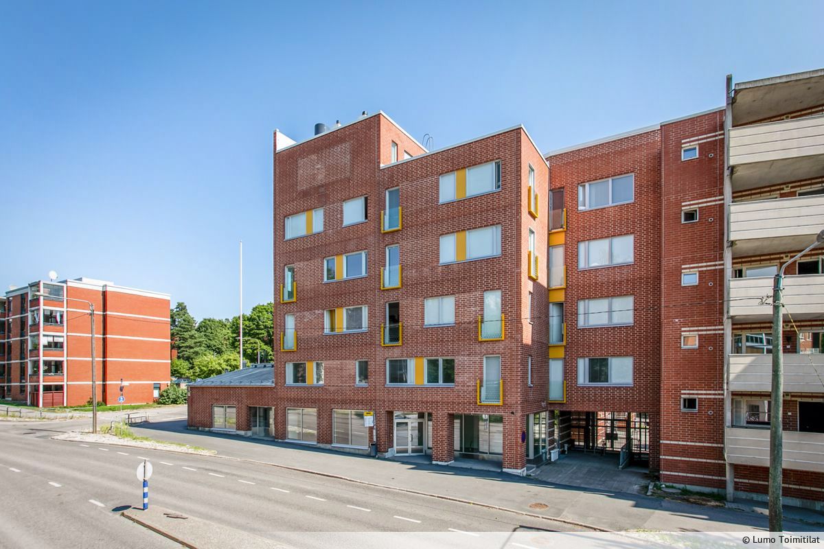 Vuokrataan Leppävaaran Ajurinkujalla katutason liiketila isoine näyteikkunoineen. Tilassa on aiemmin toiminut mm. kauneudenhoitola ja kampaamo, joten tila soveltuu erinomaisesti vastaavaan toimintaan. Alun perin kahdesta erillisestä toimitilasta on väliseinä poistettu ja näistä yhdistetty tila on yh...