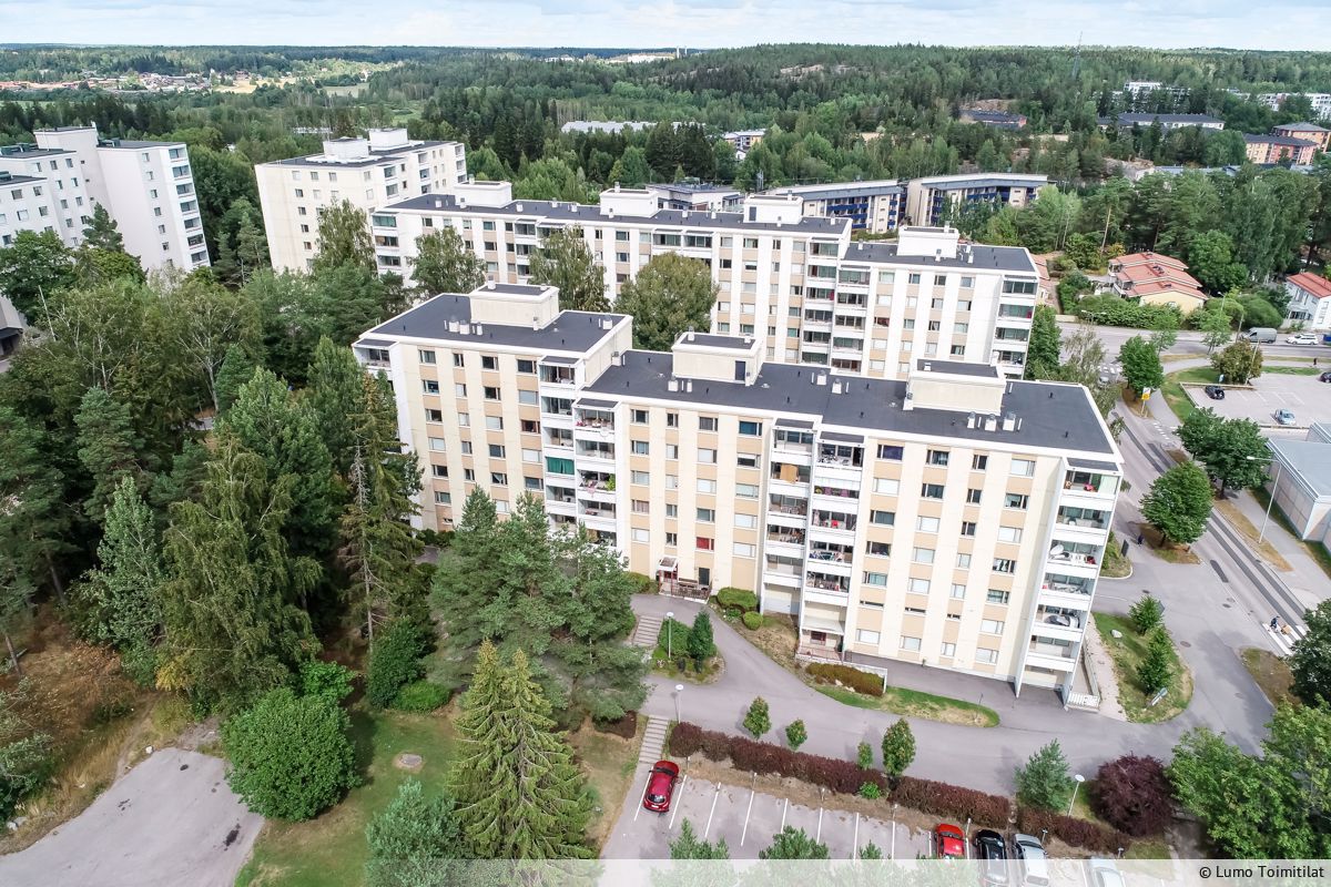 Espoon keskuksessa vuokrattavissa toimitila, joka on kahdessa kerroksessa. Ylemmässä kerroksessa on kolme erillistä huonetta sekä wc ja alemmassa kerroksessa viisi huonetta, keittiö, wc, siivouskomerot sekä pieni varastotila. Tilassa on toiminut aiemmin päiväkoti, joten siitä saadaan pienellä pintar...