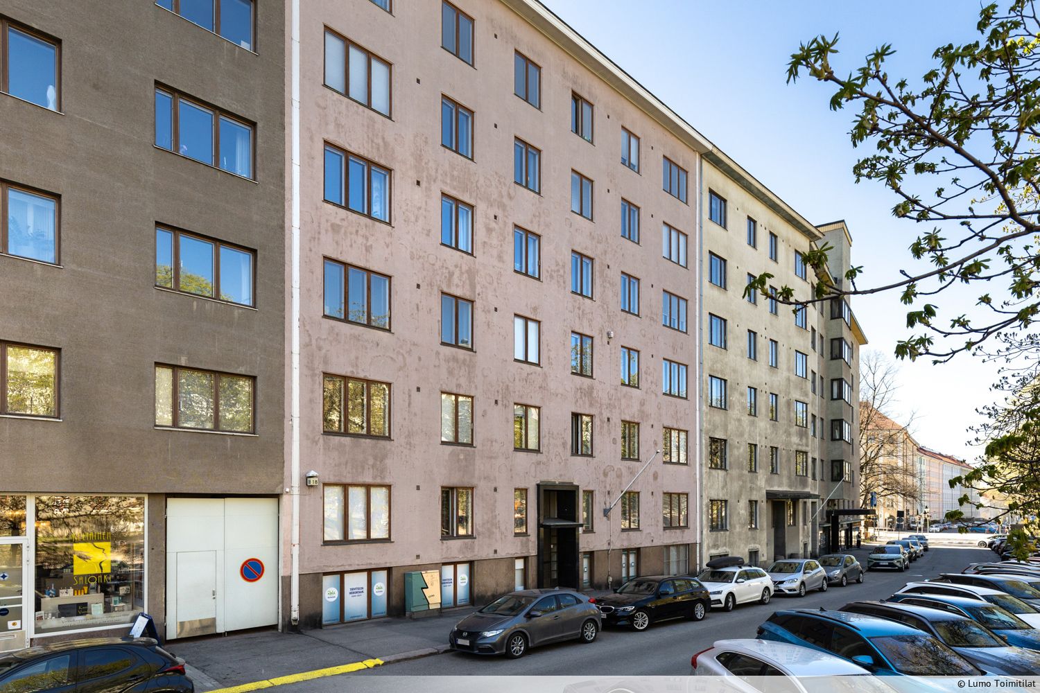 Tarjolla kompakti ja hyvin toimiva pientoimisto / työtila rakennuksen pohjakerroksessa. Tilassa on jalkakäytävän tasolla...