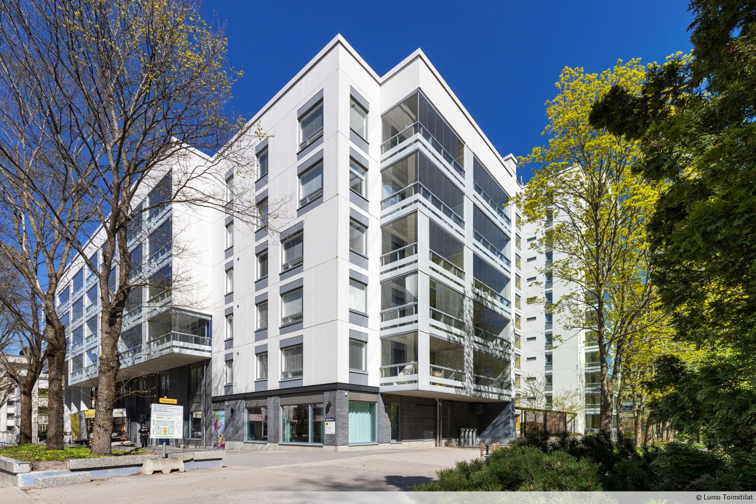 Pasilasta vapautumassa 65 m² katutason liiketila, jossa on näyttävät suuret ikkunat ja avara, korkea huonetila. Tilassa on monipuolisesti muokattavissa oleva pohjaratkaisu ja se soveltuu erinomaisesti esimerkiksi kampaamoksi, kauneushoitolaksi tai moderniksi toimistoksi. Toimivuutta lisäävät omat so...