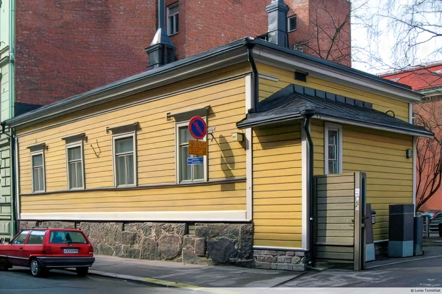 Vuokrataan uniikki toimitila historiallisessa rakennuksessa. Tämä tunnelmallinen toimistotila sijaitsee 1800-luvulla alun perin asunnoksi suunnitellussa rakennuksessa, aivan Helsingin keskustassa. Arvokas miljöö ja keskeinen sijainti tekevät tilasta ihanteellisen esimerkiksi luovan alan toimijalle, ...