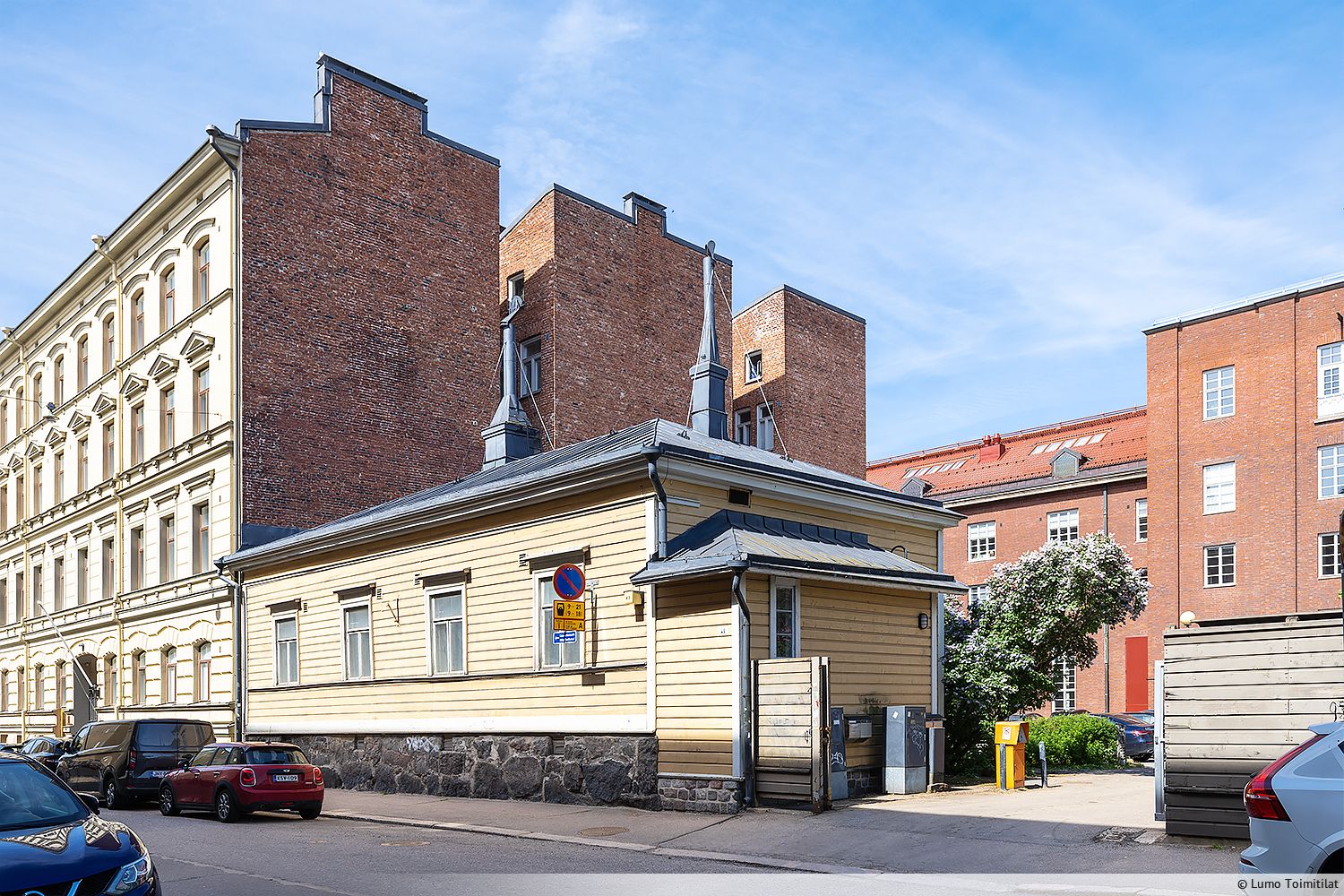 Vuokrataan uniikki toimitila historiallisessa rakennuksessa. Tämä tunnelmallinen toimistotila sijaitsee 1800-luvulla alun perin asunnoksi suunnitellussa rakennuksessa, aivan Helsingin keskustassa. Arvokas miljöö ja keskeinen sijainti tekevät tilasta ihanteellisen esimerkiksi luovan alan toimijalle, ...