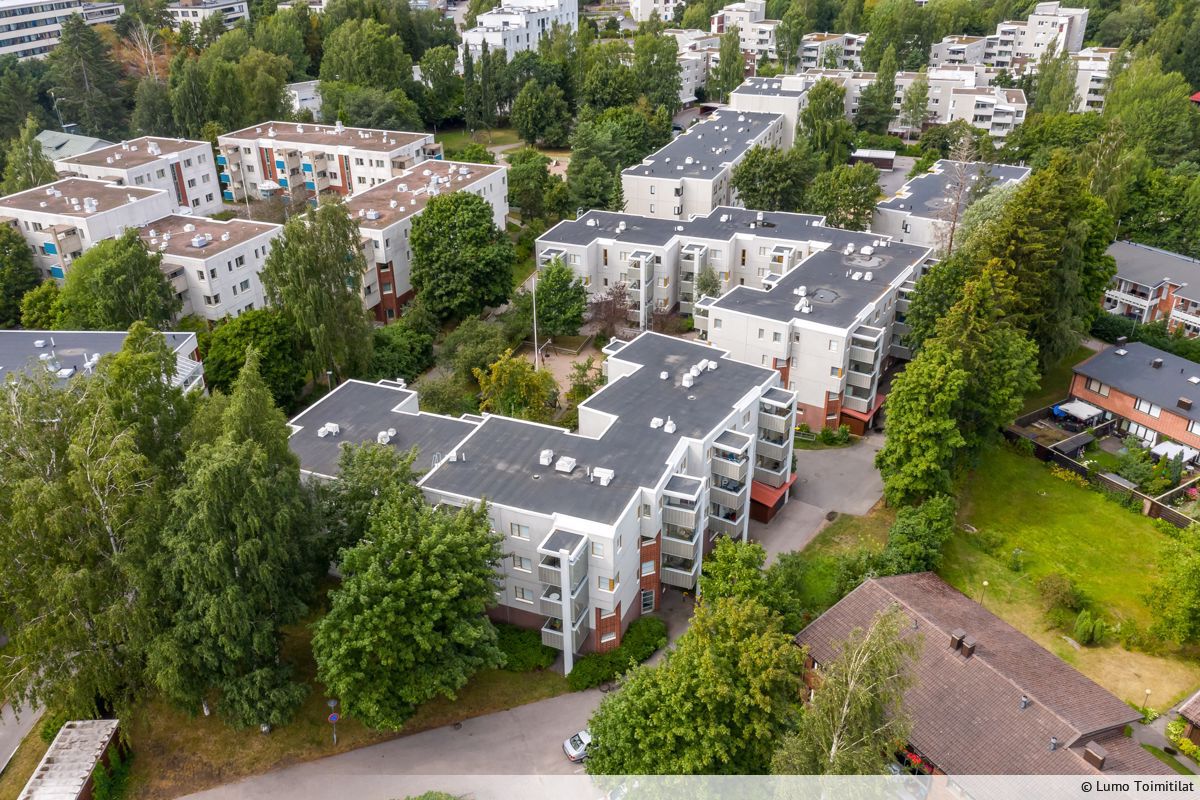 Kolmen toimistohuonetta ja ison aulatilan sisältävä toimitila asuinkerrostalon katutasolla. Huoneistoon on oma sisäänkäynti suoraan talon pihalta. Tämä tila soveltuu sellaisenaan toimistokäyttöön mutta sitä voi tarvittaessa käytätä myös esim. palveluliiketoimintaan. Tila on siistissä kunnossa. Sen v...