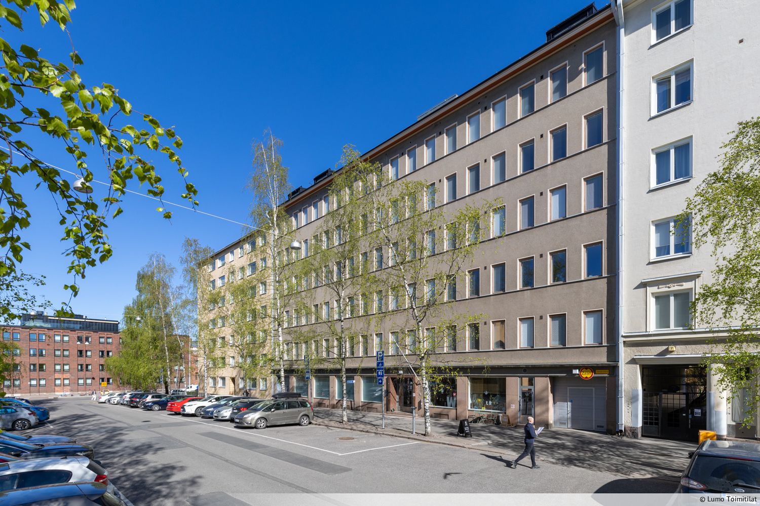 Tarjolla siisti ja valoisa toimitila pienehkön yrityksen tarpeisiin. Avara tilaratkaisu, johon kuuluu minikeittiö, wc ja siivouskomero. Isot ikkunat kadulle päin. Tilaan on kulku porraskäytävän kautta. Toimistokäytön lisäksi tilaa voi hyödyntää myös erilaisiin palveluliiketoimintoihin. Tila ei kuite...
