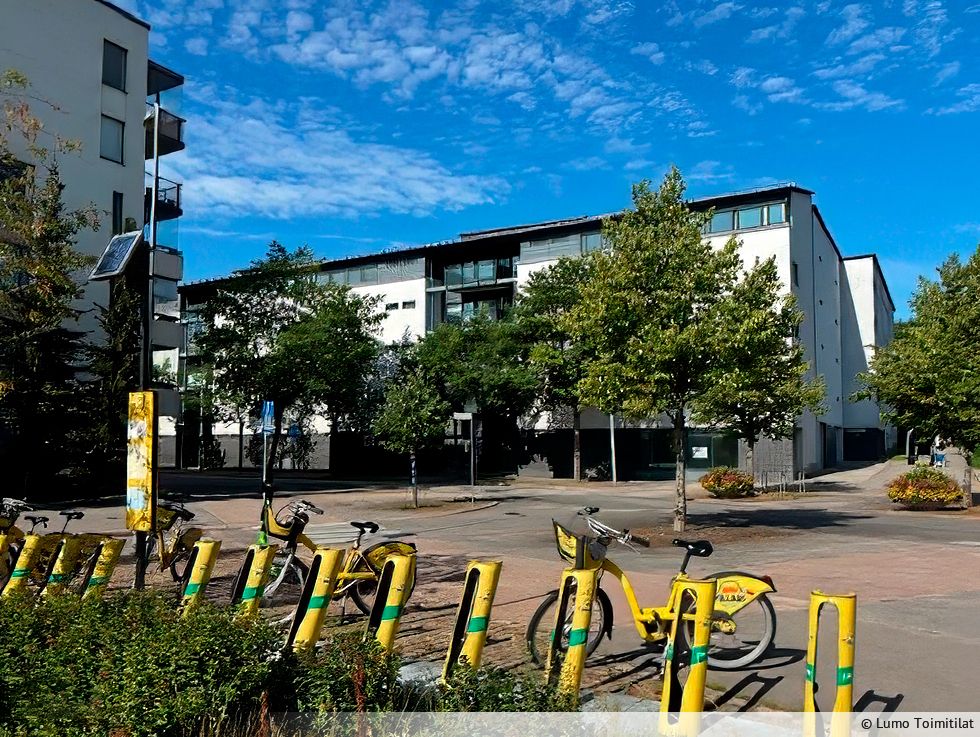 Herttoniemen asuinalueella, näkyvällä paikalla katujen kulmassa sijaitseva liiketila. Tässä toimitila on avara ja valoisa ja tilankäytöltään se on tehokas. Siihen kuuluu wc ja pieni keittiö. Tila soveltuu hyvin esim. alueelliseen palveluliiketoimintaan, ei kuitenkaan ravintolaksi. Ota yhteyttä niin ...