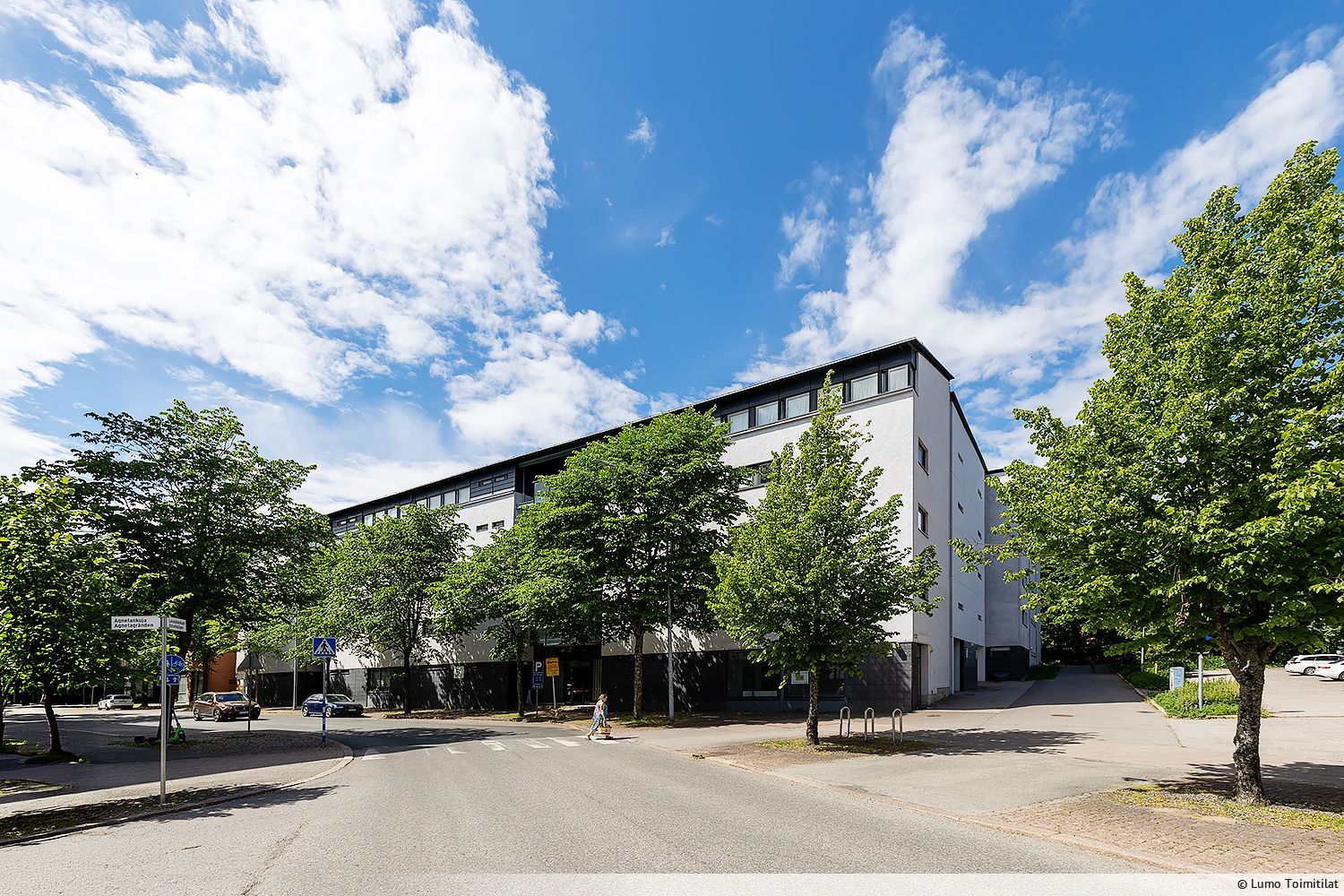 Herttoniemen asuinalueella, näkyvällä paikalla katujen kulmassa sijaitseva liiketila. Tässä toimitila on avara ja valoisa ja tilankäytöltään se on tehokas. Siihen kuuluu wc ja pieni keittiö. Tila soveltuu hyvin esim. alueelliseen palveluliiketoimintaan, ei kuitenkaan ravintolaksi. Ota yhteyttä niin ...