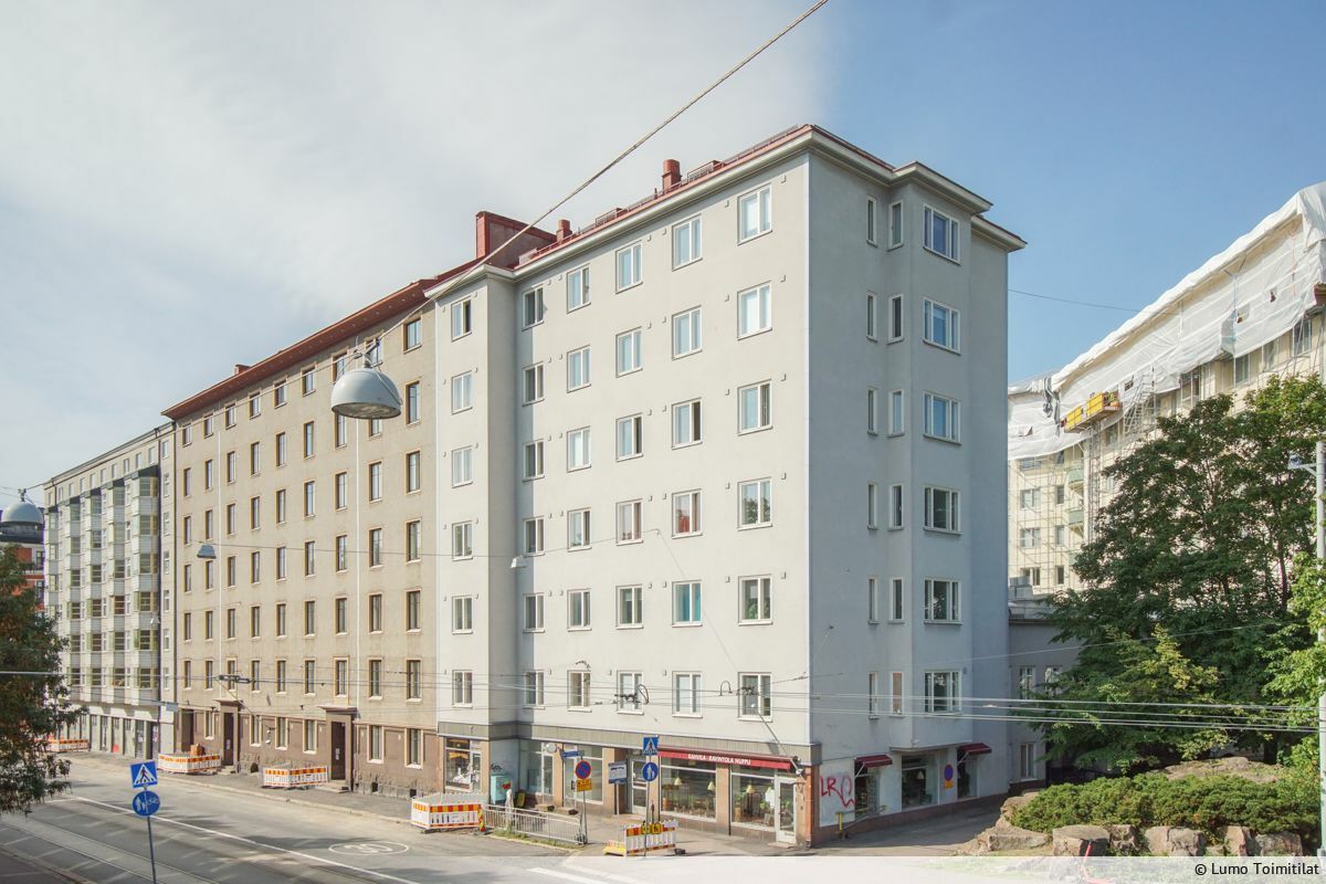 Hyvällä sijainnilla oleva toimistotila vuokrattavissa Alppiharjussa. Tila on pääosin avointa tilaa ja siihen kuuluu myös erillisen huone, joka sopii hyvin työhuoneeksi tai neuvotteluhuoneeksi. Lisäksi tilasta löytyy minikeittiö ja wc. Tila sijaitsee erillisessä lisäsiivessä toisessa kerroksessa, jot...