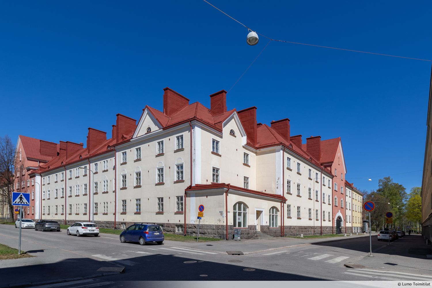 Uniikki liiketila, jossa on suuret ikkunat, korkeat huoneet ja vanhan talon rouhea henki. Näistä syntyy vahva pohja esim. myymälälle, hoivatilalle, showroomille tai toimistolle. Tilaan on kaksi sisäänkäyntiä, ja näin ollen se on mahdollista jakaa kahdeksi erilliseksi tilaksi, esimerkiksi toinen puol...