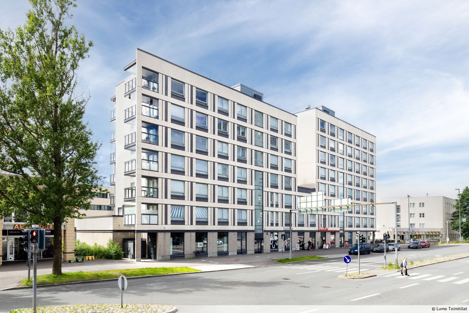 Vuokrattavana moderni ja avara 119 m² katutason liiketila keskeisellä sijainnilla aivan Malmin juna-aseman tuntumassa. Suuret näyteikkunat useaan suuntaan tuovat tilaan runsaasti luonnonvaloa ja tarjoavat erinomaisen näkyvyyden vilkkaan kävely- ja ajotien varrella kulkeville asiakkaille. Tilassa on ...