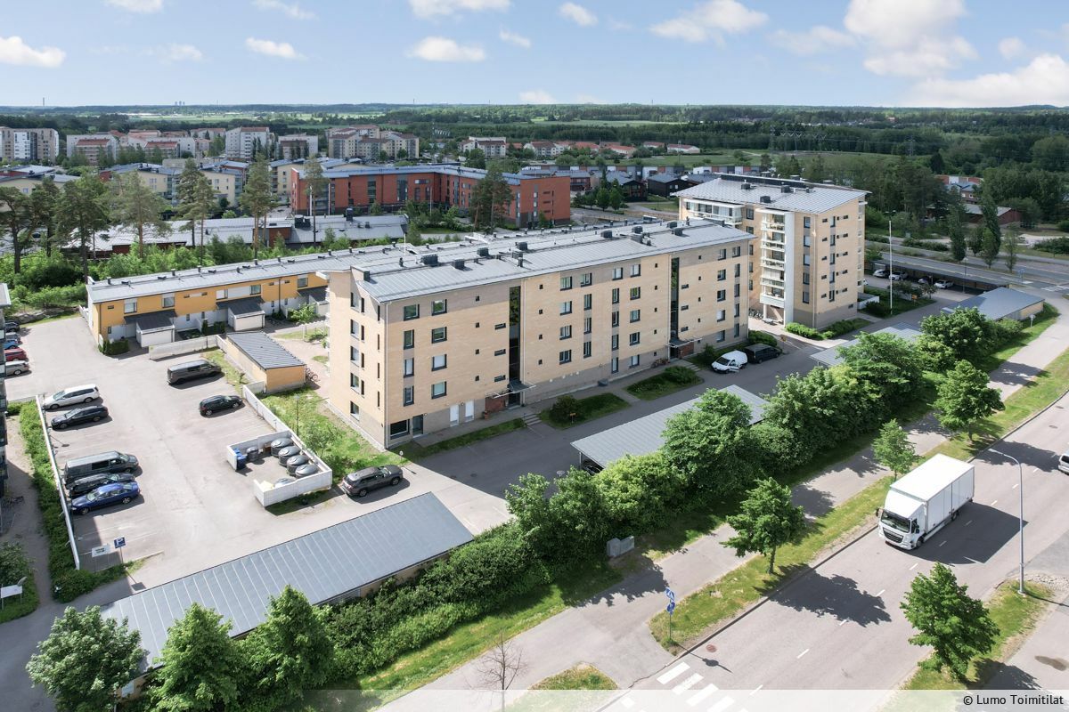 Kompakti läpitalon toimitila Vantaan Pakkalassa, hyvien kulkuyhteyksien varrella. Tämä avoin tila sopii hyvin niin liiketilaksi kuin toimistokäyttöön. Tilassa minikeittiö, WC sekä juuri asennettu ilmalämpöpumppu. Pakkalan valtteina ovat poikkeuksellisen monipuoliset palvelut ja liikenneyhteydet. Jum...