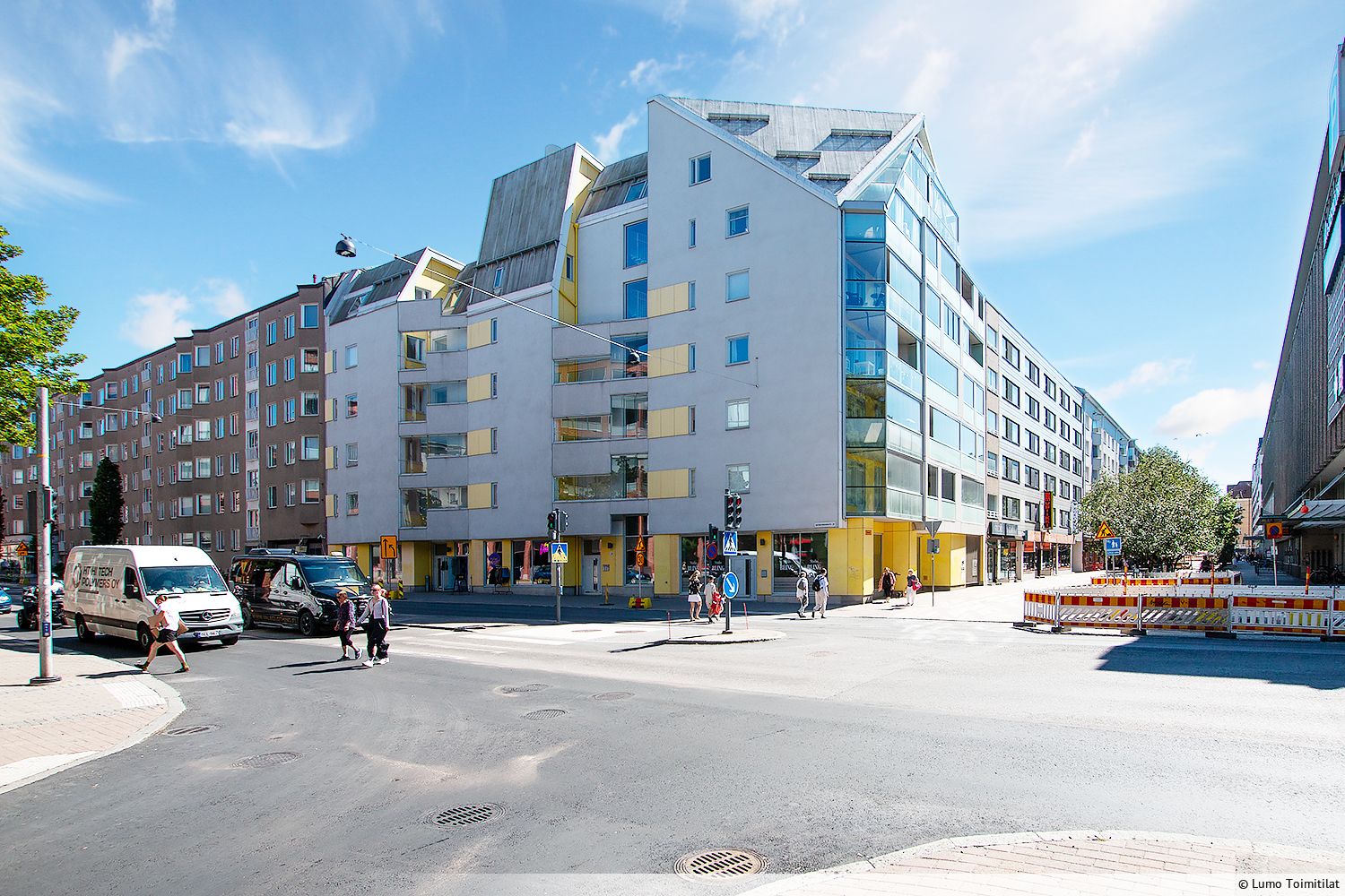 Vuokrataan avaraa toimitilaa erinomaisella sijainnilla Tampereen keskustassa, Satakunnankadun varrella. Kolme suurta ikkunaa tuovat runsaasti valoa ja tarjoavat loistavat mahdollisuudet mainontaan ja esillepanoon. Perille on helppo tulla niin kävellen, autolla kuin julkisilla liikennevälineillä. Ota...