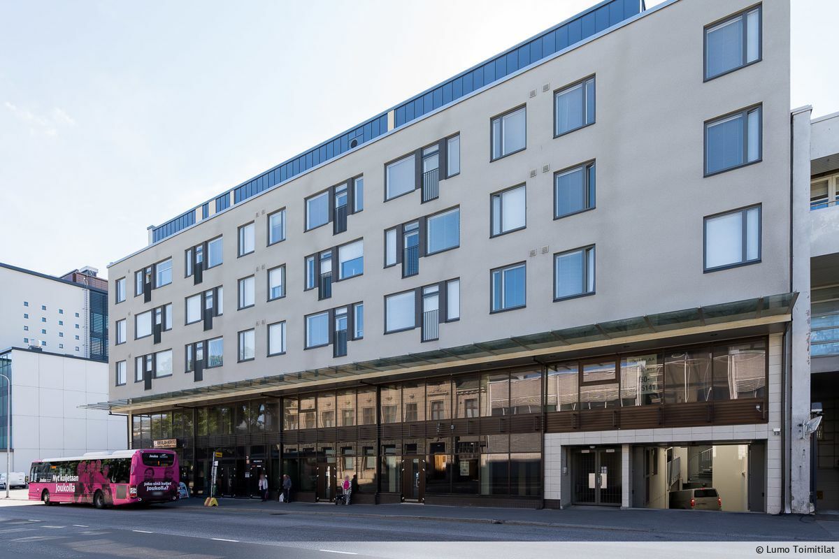 Vuokrataan kompakti liiketila keskustassa. Tämä toimitila soveltuu erinomaisesti monenlaisille palveluyrittäjille, esim. kauneudenhoitolaksi tai kampaamoksi. Tila on siistissä kunnossa ja sellaisenaan käyttöön otettavissa. Sijainti on erittäin näkyvä vilkkaalla Koulukadulla – julkinen liikenne kulk...