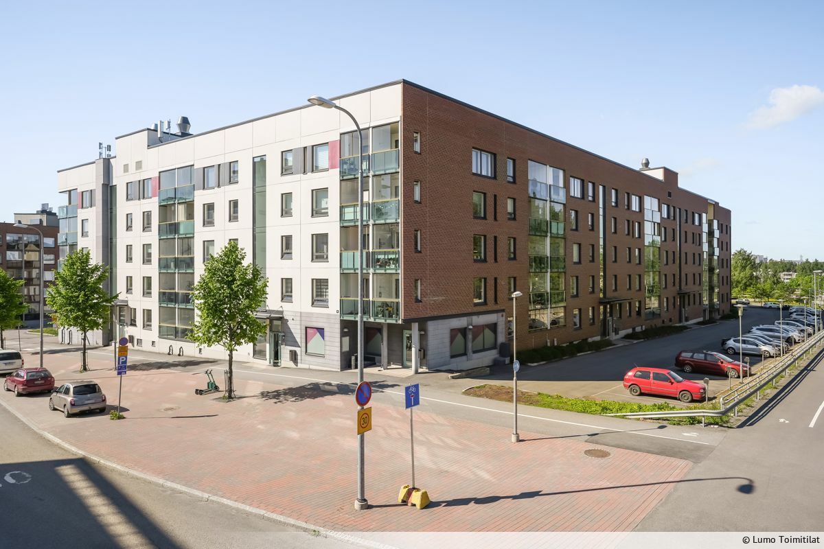 Vuokrattavana moneen käyttöön soveltuva katutason liiketila Tampereen Niemenrannan alueella. Tämä toimitila soveltuu hyvin esimerkiksi välinevuokraukseen, noutopisteeksi isännöintitoimistoksi tai vaikka kiinteistöhuoltoon. Vuokrasopimus tulee tehdä arvonlisäverollisena eli vuokraan lisätään kulloink...