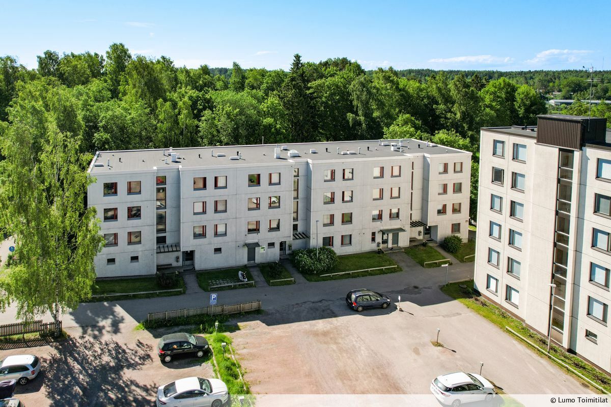 Vuokrataan katutason toimitila Kirkkonummen keskustan läheisyydessä. Tila koostuu yleistilasta/varastosta, erillisistä työuoneesta + omasta WC-tilasta sekä keittiöstä. Sisäänkäynti kerrostalon päädyssä sijaitsevista pariovista. Tilan eteen pääsee tarvittaessa ajamaan henkilö-/pakettiautolla....