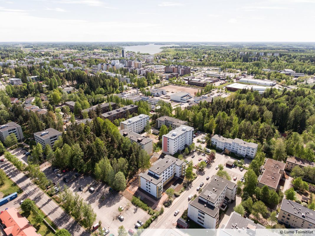 Vuokrattavana siisti ja monenlaiseen käyttöön hyvin soveltuva toimila kerrostalon pohjakerroksessa. Tilan sisäänkäynti on talon päädystä (suoraan pihalta). Selkeä pohjaratkaisu ja useat huoneet tarjoavat joustavat mahdollisuudet erilaisiin käyttötarpeisiin. Tila soveltuu esim. toimistoksi, hoiva‑ ja...