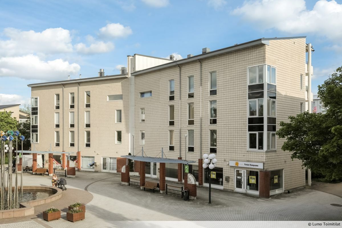 Liikehuoneisto, joka sijaitsee avaran aukion laidalla, kohti keskustaa johtavan Sampolankaaren varrella. Tämä toimitila on pääosin yhtenäistä, avointa tilaa ja siinä on isot ikkunat. Tilan perällä on minikeittiö ja wc. Huoneisto soveltuu monenlaiseen myymälä- tai palveluliiketoimitaan, mutta ei kuit...