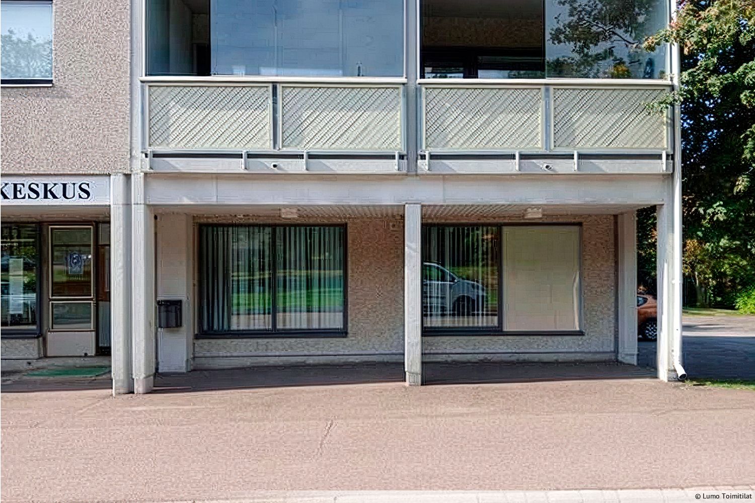 Vuokrattavana siisti ja kompakti liiketila asuinkerrostalon katutasolla. Tämä heti vapaa toimitila sopii hyvin esimerkiksi kauneudenhoitolaksi tms. palveluliiketoimintaan tai myymäläksi tai toimistoksi. Kohde sijaitsee parin kilometrin päässä Kotkan keskustasta, lähellä Hietasen ja Vasikkasaaren sat...