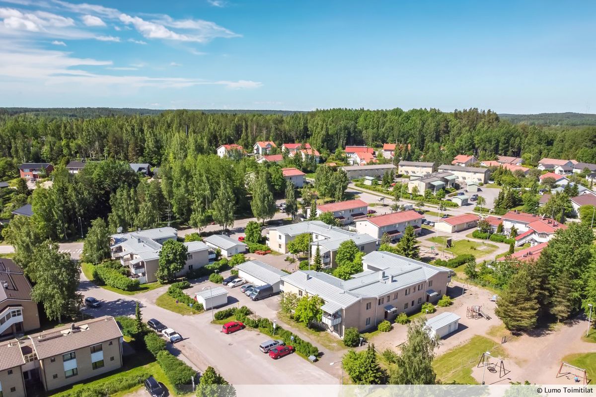 Vuokrattavissa päiväkotitila rauhallisella pientaloalueella Klaukkalan Harjulassa. Päiväkodin leikkialue aidattu ja käynti leikkialueelle suoraan päiväkodista, joka helpottaa päivittäistä ulkoilua. Päiväkodin edessä muutama autopaikka saattoliikennettä varten. Kadun varresta löytyy lisää pysäköintit...