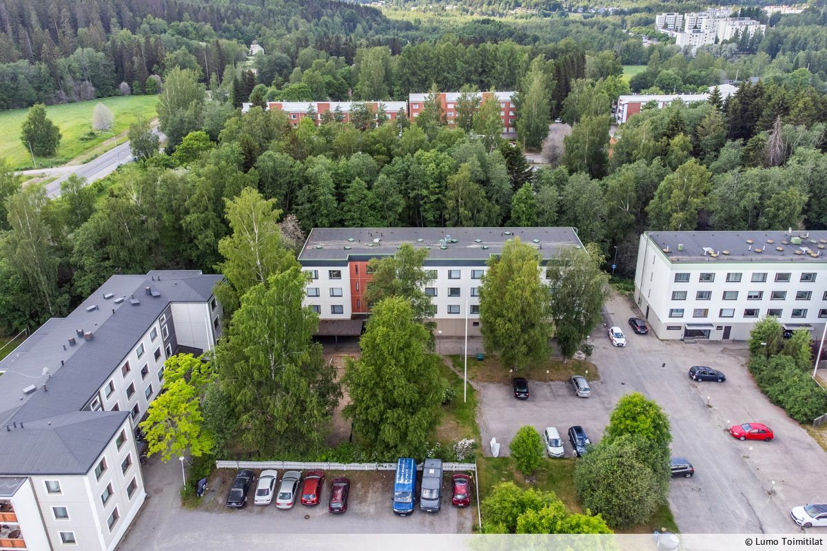 Vuokrataan vapaa toimitila, joka sopii sekä päiväkoti- että yhdistystoimintaan. Sisätilat ovat kooltaan 159 m², ja tilaan kuuluu aidattu piha- ja leikkialue. Toimitilassa on ollut päiväkotitoimintaa jo lähes kymmenen vuoden ajan. Ota yhteyttä ja sovitaan esittely!