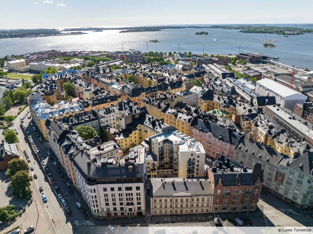 Tyylikäs liiketila erinomaisella sijainnilla Katajanokan sydämessä.Tämä toimitila on avara, valoisa ja moderniksi uudistettu. Se sopii erinomaisesti esim. myymäläksi, studioksi, toimistokäyttöön tai palveluliiketoimintaan. Avaran, yhtenäisen pohjaratkaisun ansiosta tila on helppo kalustaa ja muokat...