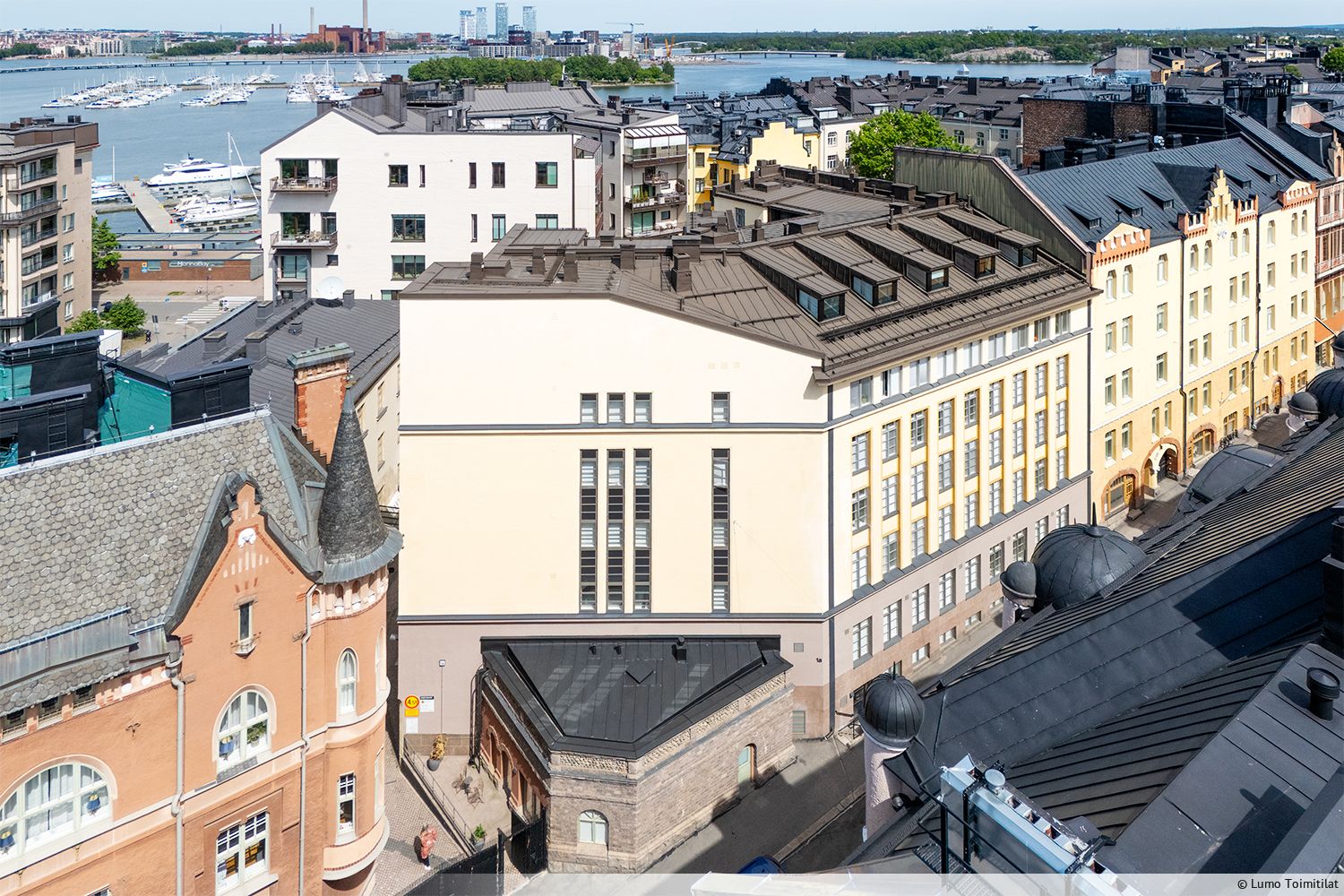 Tyylikäs liiketila erinomaisella sijainnilla Katajanokan sydämessä.Tämä toimitila on avara, valoisa ja moderniksi uudistettu. Se sopii erinomaisesti esim. myymäläksi, studioksi, toimistokäyttöön tai palveluliiketoimintaan. Avaran, yhtenäisen pohjaratkaisun ansiosta tila on helppo kalustaa ja muokat...